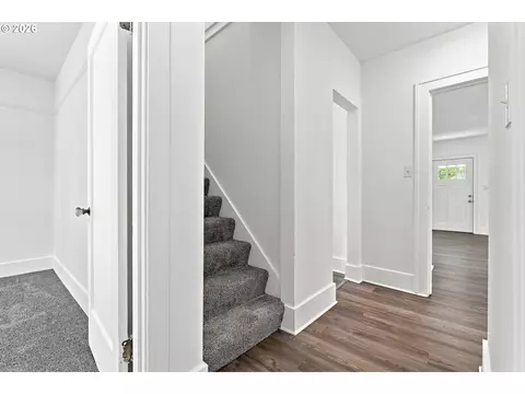 Entry Way - 240 E Clarendon St, Gladstone, OR 97027 photo 2 of 3