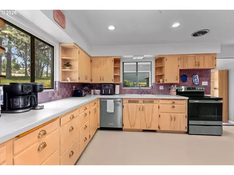 Kitchen - 1321 NW King Ave, Pendleton, OR 97801 photo 4 of 5