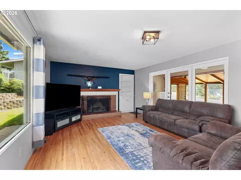 Living - 1321 NW King Ave, Pendleton, OR 97801 photo 1 of 2