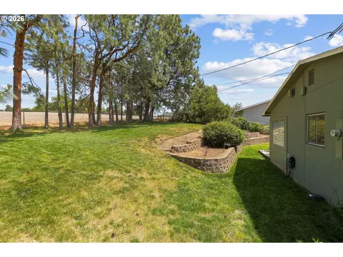 Exterior - 1321 NW King Ave, Pendleton, OR 97801 photo 9 of 12