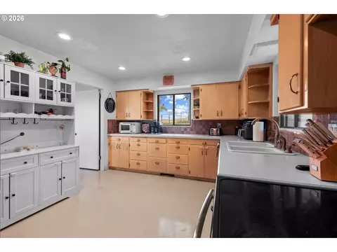 Kitchen - 1321 NW King Ave, Pendleton, OR 97801 photo 2 of 5