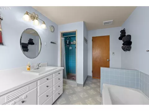 Bath - 1321 NW King Ave, Pendleton, OR 97801 photo 2 of 2
