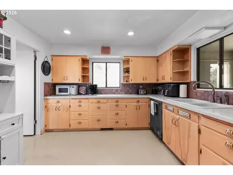 Kitchen - 1321 NW King Ave, Pendleton, OR 97801 photo 3 of 5