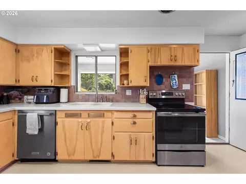 Kitchen - 1321 NW King Ave, Pendleton, OR 97801 photo 5 of 5