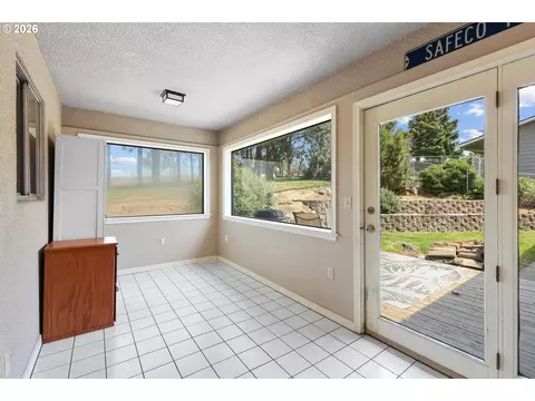 Exterior - 1321 NW King Ave, Pendleton, OR 97801 photo 5 of 12