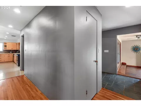Entry Way - 1321 NW King Ave, Pendleton, OR 97801 photo 3 of 3