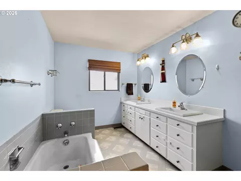 Bath - 1321 NW King Ave, Pendleton, OR 97801 photo 1 of 2