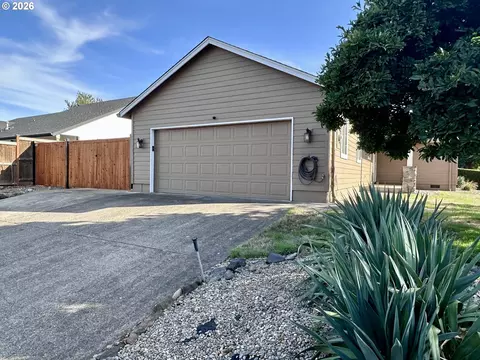 963 Hazelnut Ln, Springfield, OR 97478 photo 5
