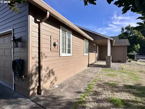 963 Hazelnut Ln, Springfield, OR 97478 photo 4