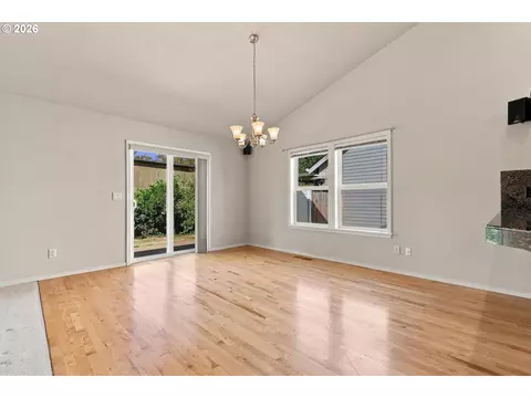 Living - 645 N Juniper Ct, Canby, OR 97013 photo 4 of 7