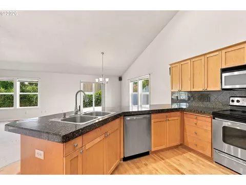 Kitchen - 645 N Juniper Ct, Canby, OR 97013 photo 2 of 5