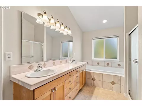 Bath - 645 N Juniper Ct, Canby, OR 97013 photo 1 of 4