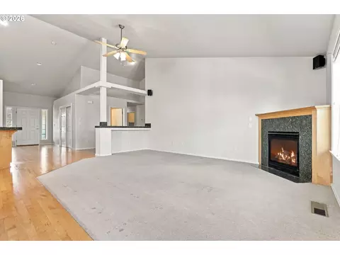 Living - 645 N Juniper Ct, Canby, OR 97013 photo 3 of 7