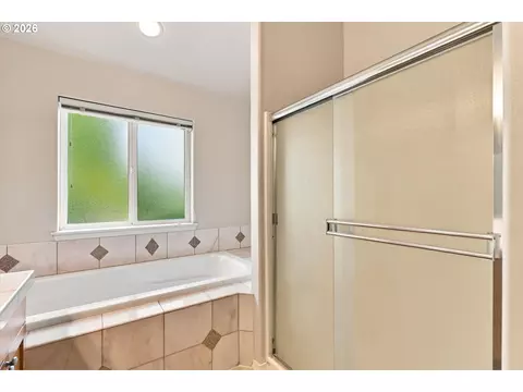 Bath - 645 N Juniper Ct, Canby, OR 97013 photo 2 of 4