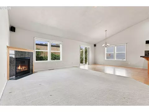 Living - 645 N Juniper Ct, Canby, OR 97013 photo 2 of 7