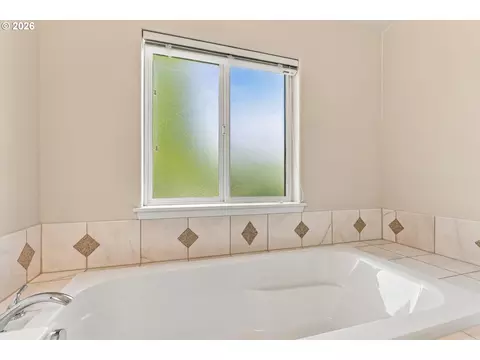 Bath - 645 N Juniper Ct, Canby, OR 97013 photo 3 of 4