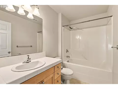Bath - 645 N Juniper Ct, Canby, OR 97013 photo 4 of 4