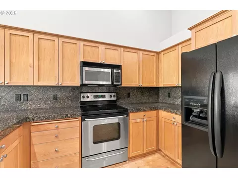 Kitchen - 645 N Juniper Ct, Canby, OR 97013 photo 3 of 5