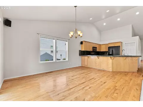 Living - 645 N Juniper Ct, Canby, OR 97013 photo 5 of 7