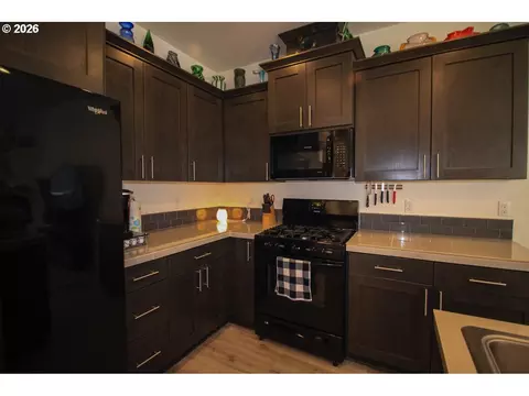Kitchen - 822 S 22nd Ave, Cornelius, OR 97113 photo 3 of 5