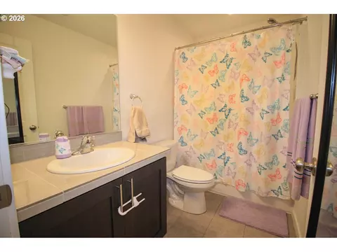 Bath - 822 S 22nd Ave, Cornelius, OR 97113 photo 4 of 4