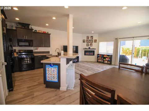 Kitchen - 822 S 22nd Ave, Cornelius, OR 97113 photo 2 of 5