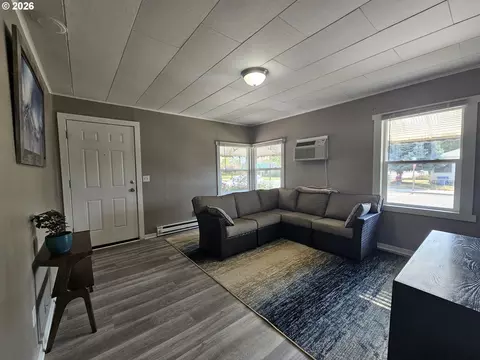 Living - 1615 SW Frazer Ave, Pendleton, OR 97801 photo 1 of 4