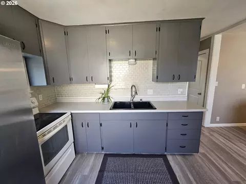 Kitchen - 1615 SW Frazer Ave, Pendleton, OR 97801 photo 2 of 2