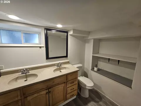 Bath - 1615 SW Frazer Ave, Pendleton, OR 97801 photo 2 of 2