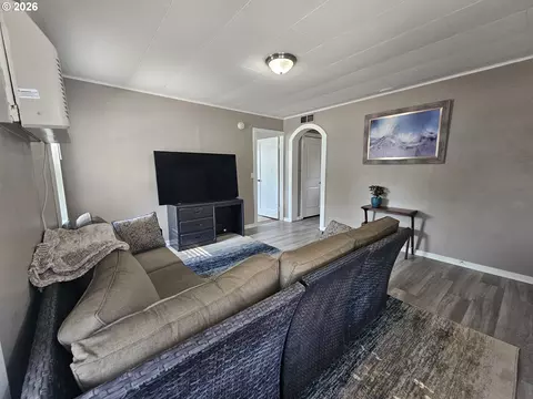Living - 1615 SW Frazer Ave, Pendleton, OR 97801 photo 2 of 4