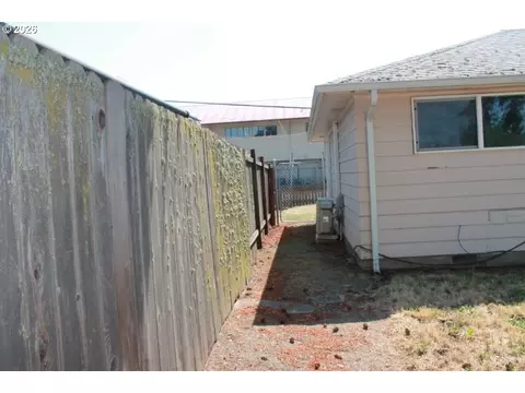 Exterior - 122 S 38th St, Springfield, OR 97478 photo 1 of 4