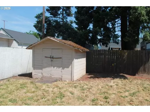 Exterior - 122 S 38th St, Springfield, OR 97478 photo 4 of 4
