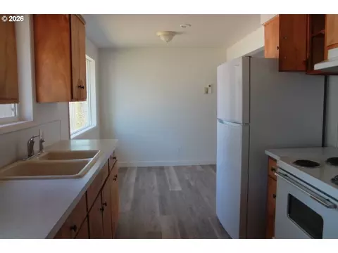 Kitchen - 122 S 38th St, Springfield, OR 97478 photo 3 of 4