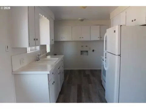Kitchen - 122 S 38th St, Springfield, OR 97478 photo 4 of 4