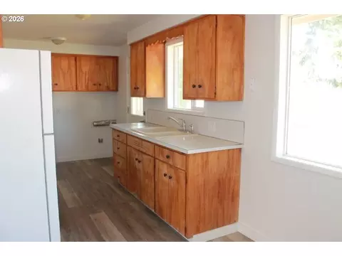 Kitchen - 122 S 38th St, Springfield, OR 97478 photo 2 of 4