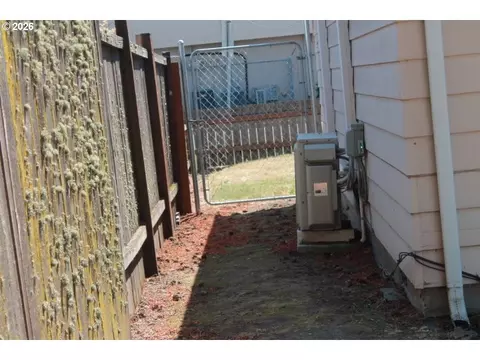 Exterior - 122 S 38th St, Springfield, OR 97478 photo 2 of 4