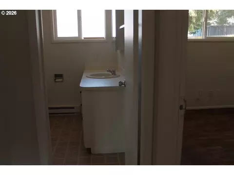 Bath - 122 S 38th St, Springfield, OR 97478 photo 1 of 1