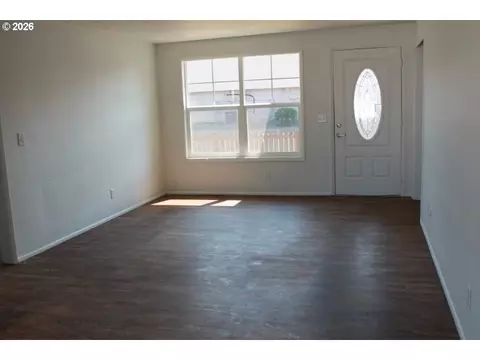 Living - 122 S 38th St, Springfield, OR 97478 photo 1 of 1