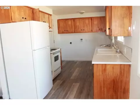 Kitchen - 122 S 38th St, Springfield, OR 97478 photo 1 of 4