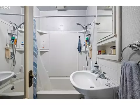 Bath - 1573 Jefferson St, Eugene, OR 97402 photo 1 of 4