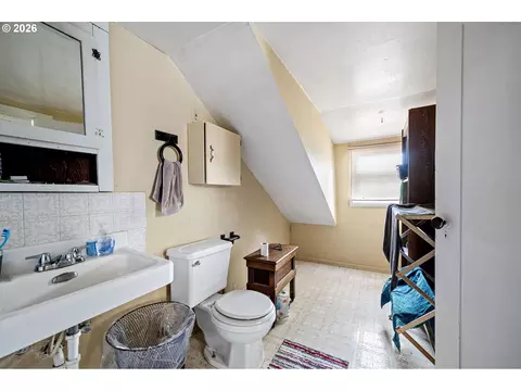 Bath - 1573 Jefferson St, Eugene, OR 97402 photo 3 of 4