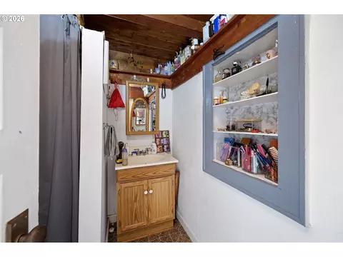 Bath - 1573 Jefferson St, Eugene, OR 97402 photo 2 of 4
