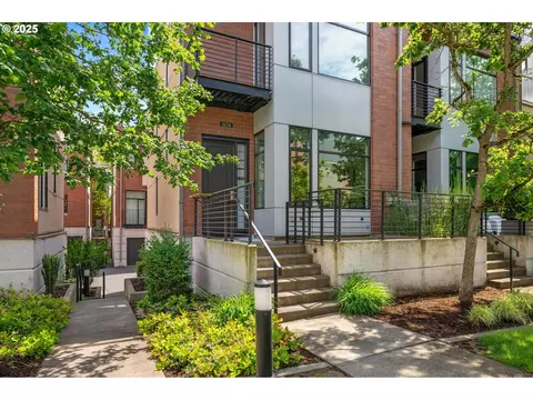 1634 NW Riverscape St, Portland, OR 97209