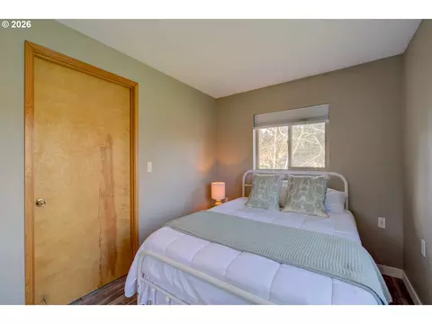 Bedroom - 1106 30th St, Seaview, WA 98644 photo 3 of 4