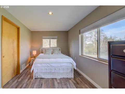 Bedroom - 1106 30th St, Seaview, WA 98644 photo 4 of 4