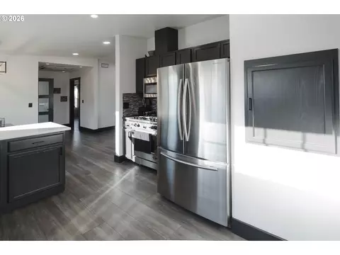 Kitchen - 153 SE James St, Camas, WA 98607 photo 4 of 8