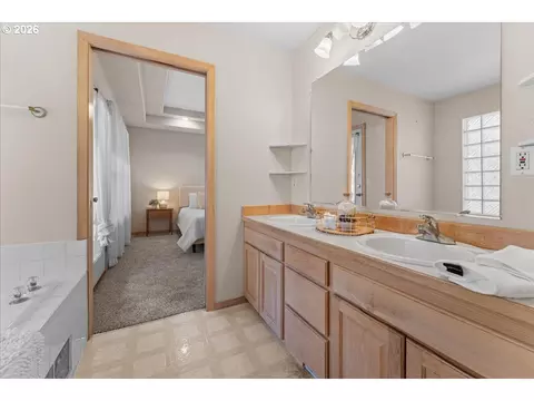 Bath - 36740 Eldridge Dr, Sandy, OR 97055 photo 5 of 6