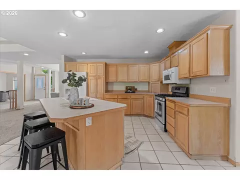 Kitchen - 36740 Eldridge Dr, Sandy, OR 97055 photo 4 of 4