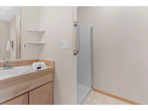 Bath - 36740 Eldridge Dr, Sandy, OR 97055 photo 4 of 6
