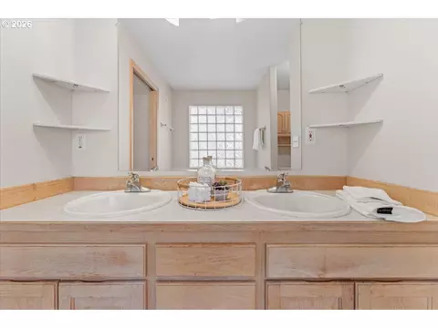 Bath - 36740 Eldridge Dr, Sandy, OR 97055 photo 2 of 6